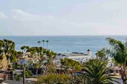 100% NEW STUNNING LARGE HOME, GARDEN @ BEACH, RESERVED PARKING - Image 3