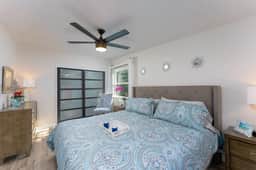 100% NEW STUNNING LARGE HOME, GARDEN @ BEACH, RESERVED PARKING - Image 4