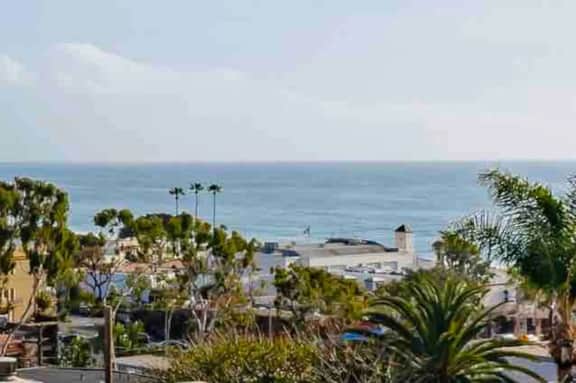 100% NEW STUNNING LARGE HOME, GARDEN @ BEACH, RESERVED PARKING - Image 3