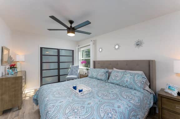 100% NEW STUNNING LARGE HOME, GARDEN @ BEACH, RESERVED PARKING - Image 4