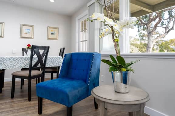 100% NEW STUNNING LARGE HOME, GARDEN @ BEACH, RESERVED PARKING - Image 5